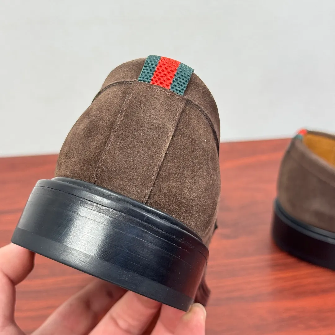Batch 980 Gucci/Gucci new men's solid color leather loafers! These elegant loafers are crafted from soft suede calfskin and are available in two styles. The upper is decorated with genuine leather buckles, adding low-key and unique logo pattern elements. Simple style design. Classic European and American last style. Standard style. Red and green webbing decoration on the heel embellishes brand style details. Select high-quality leather, look at the details for textured workmanship, dyed calfskin lining, uniform and delicate pores, soft and comfortable. Thickened leather outsole, composite rubber bottom sheet at the heel, excellent foot comfort, wear-resistant and non-slip, the first choice for light luxury, versatile for footwear, and comes with a full set of packaging! Size: 39-40-41-42-43-44 leather shoe size (38.45.46 can be customized) Item number: 812168 Suede coffee color